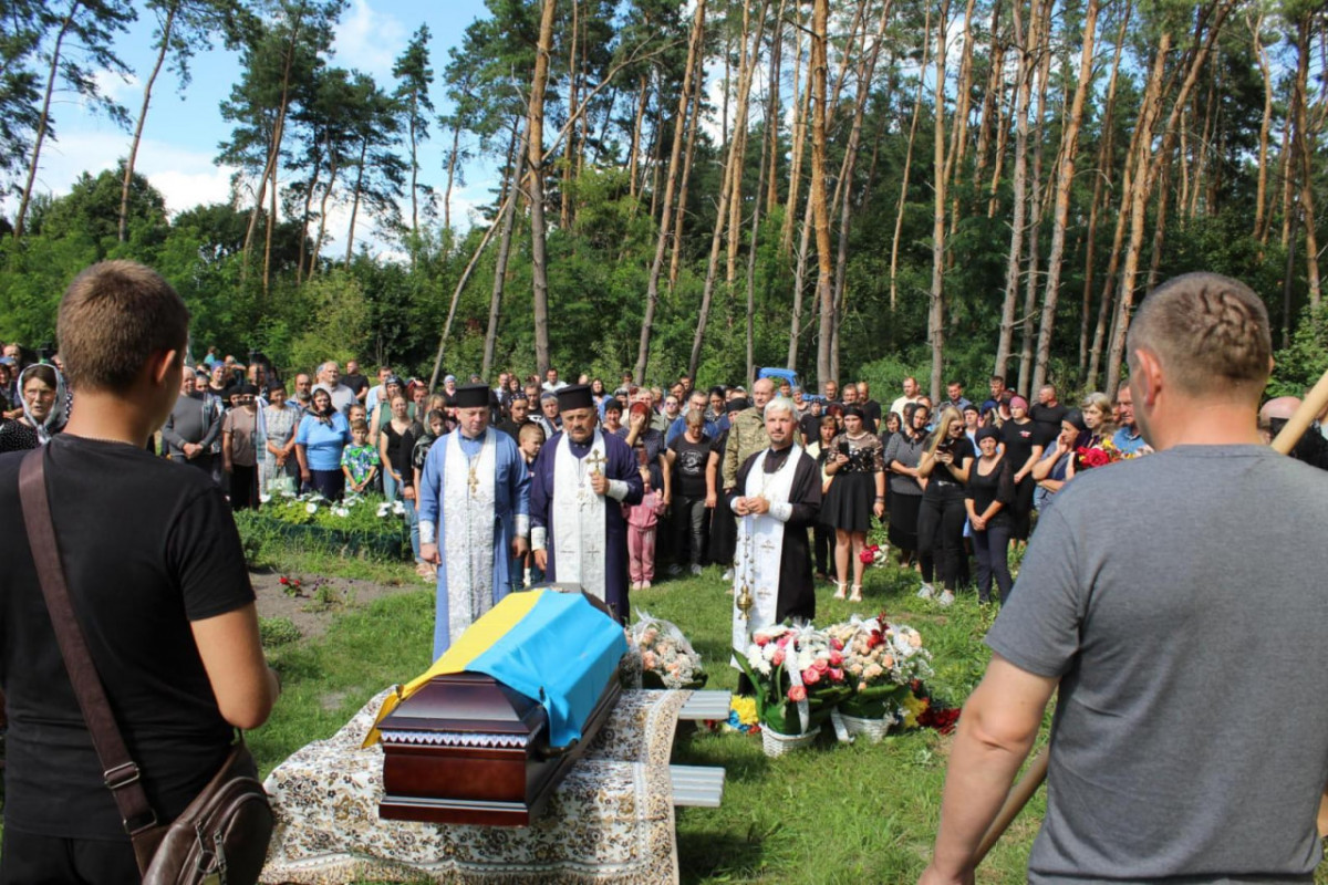 Весільний коровай - у траурній процесії: на Волині попрощалися з Героєм Віктором Бурковським