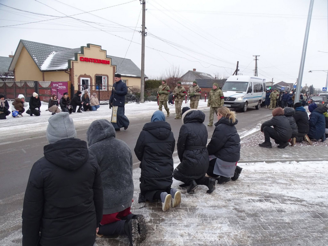 Повернувся додому «на щиті»: волиняни провели на вічний спочинок полеглого капітана Олександра Євтушка