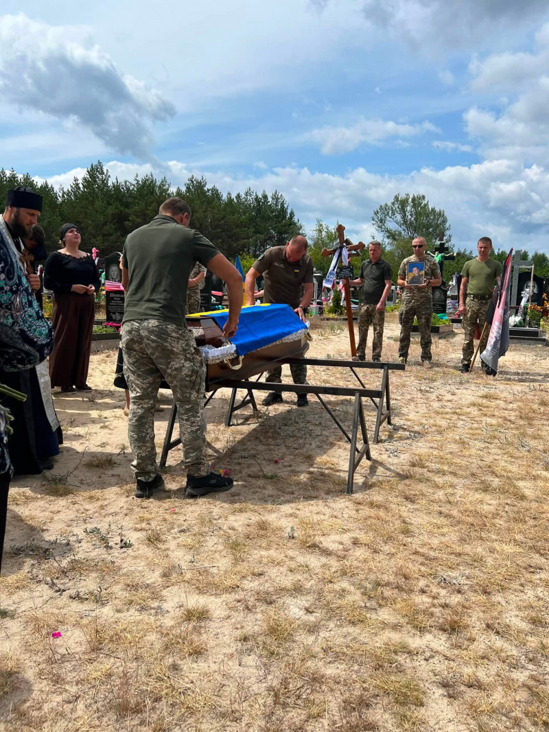 Мобілізували місяць тому: на Волині попрощалися із 40-річним захисником Дмитром Стасюком