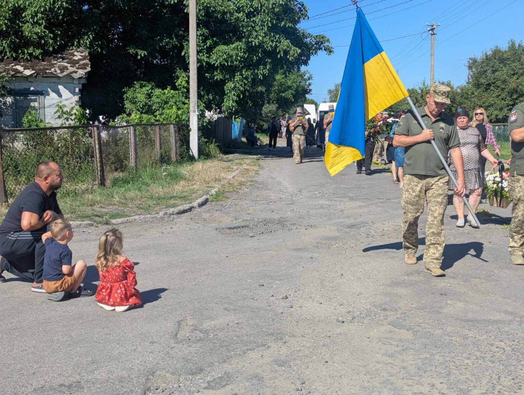 Півторарічний син більше не обійме батька: на Волині попрощалися з 30-річним воїном Віталієм Ксьондзиком