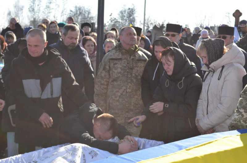 Зі сльозами на очах молилися за спокій його душі: на Волині в останню дорогу провели Героя Андрія Пронцевича