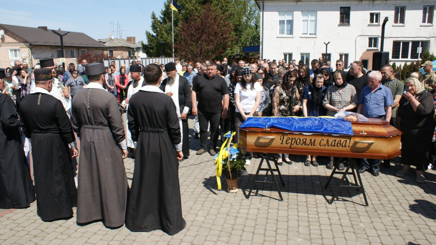 Після 789 днів очікування: на Волині провели в останню дорогу 21-річного Героя Івана Бречка