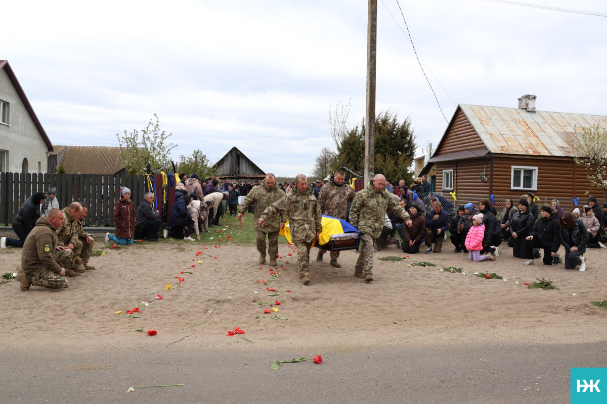 Біль двох сіл: на Волині провели в останню путь воїна Володимира Ридчука