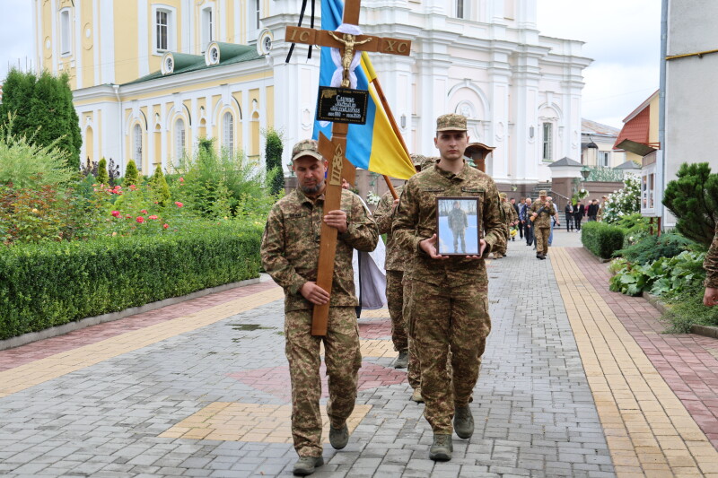 Загинув на Донеччині: у Луцьку попрощалися з Героєм Михайлом Слутяком