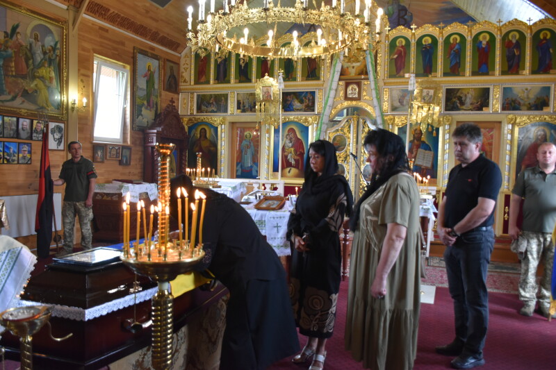 Загинув на Донеччині: у Луцькому районі попрощалися з Героєм Богданом Романчуком
