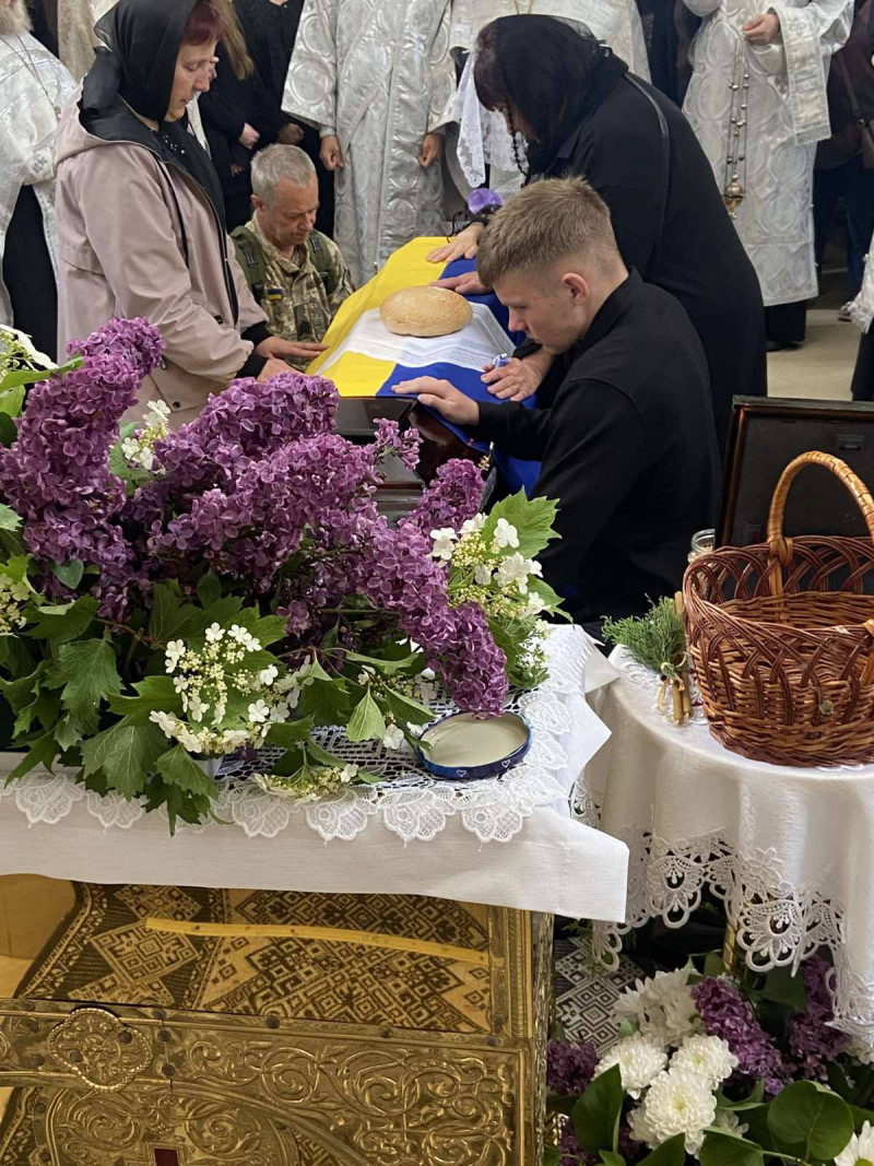 Довгі місяці невідомості та надії: на Волині в останню дорогу провели 41-річного Героя Юрія Пивоварчука