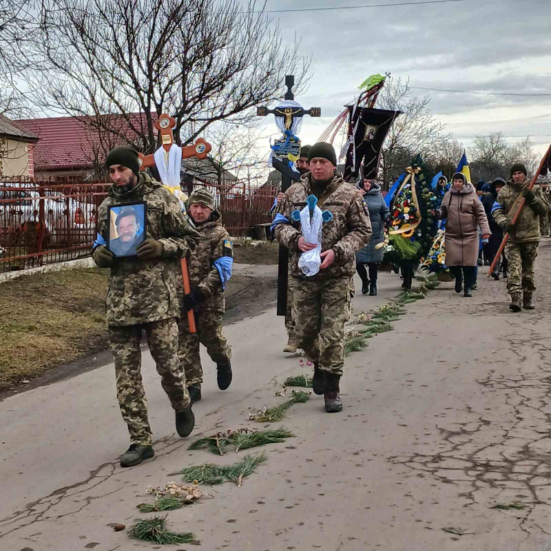 Захищав кожного з нас: волиняни провели в останню дорогу 57-річного Героя Віталія Шарапановського