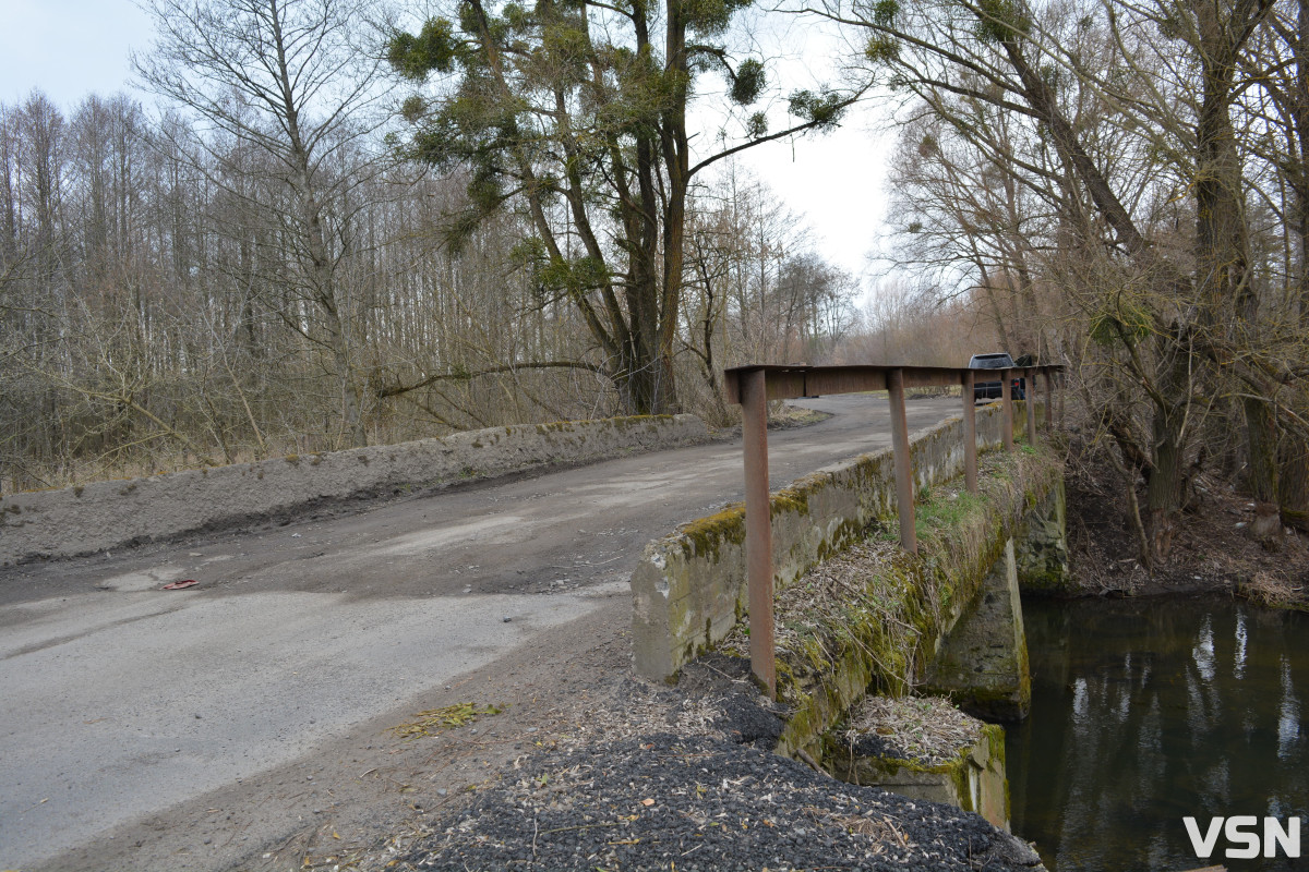 Аварійні мости й відсутність асфальту: хто відповідає за ремонт доріг у селах Луцької громади