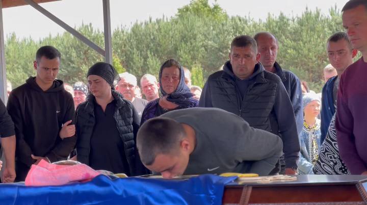 Загибель підтвердила ДНК-експертиза: на Волині сотні людей прийшли попрощатися з Героєм Володимиром Мажулою