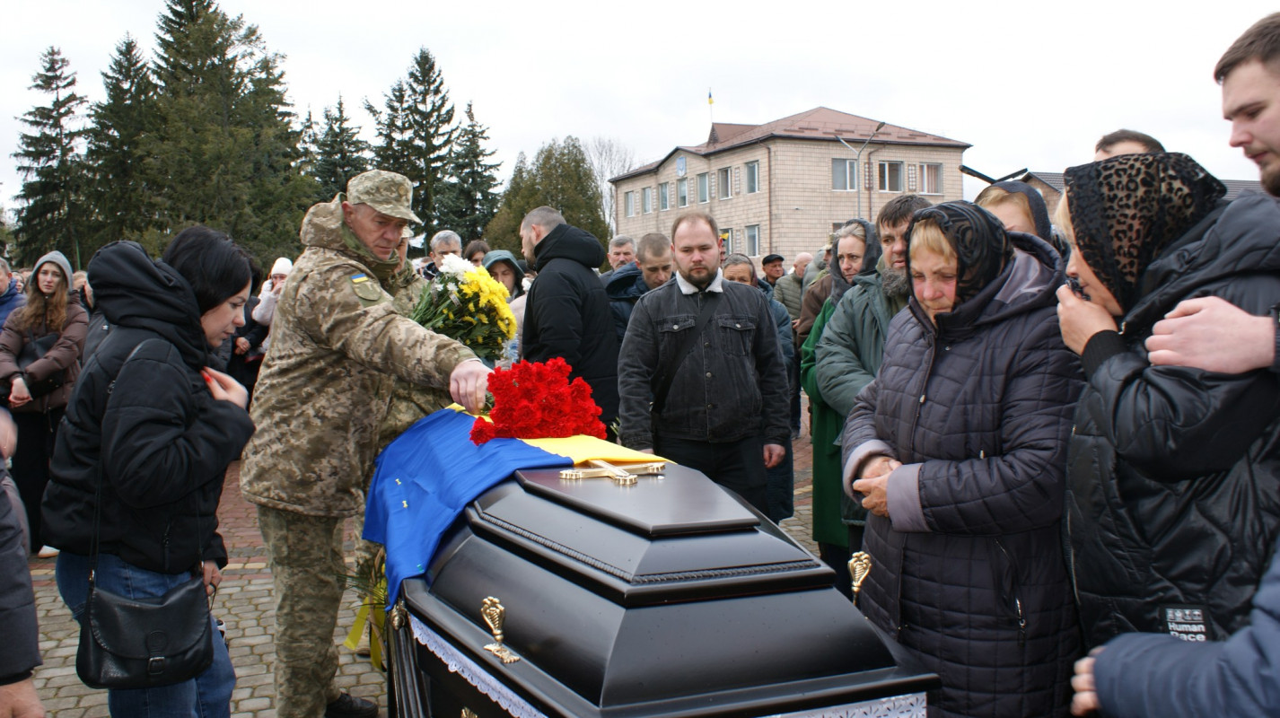 Пережив пекло війни, але загинув у ДТП: на Волині попрощалися із 31-річним воїном Вадимом Стадніком