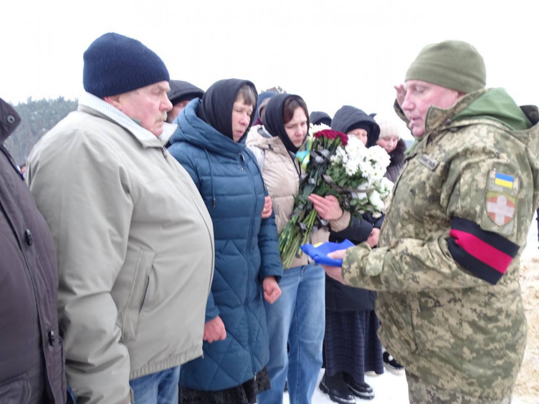 Серце воїна зупинилося на 41-му році життя: на Волині поховали Героя Олега Оменюка 