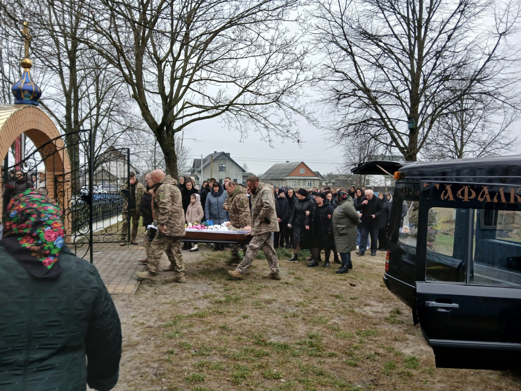 Серце завчасно зупинилося: на Волині провели в останню земну дорогу захисника Миколу Синчука
