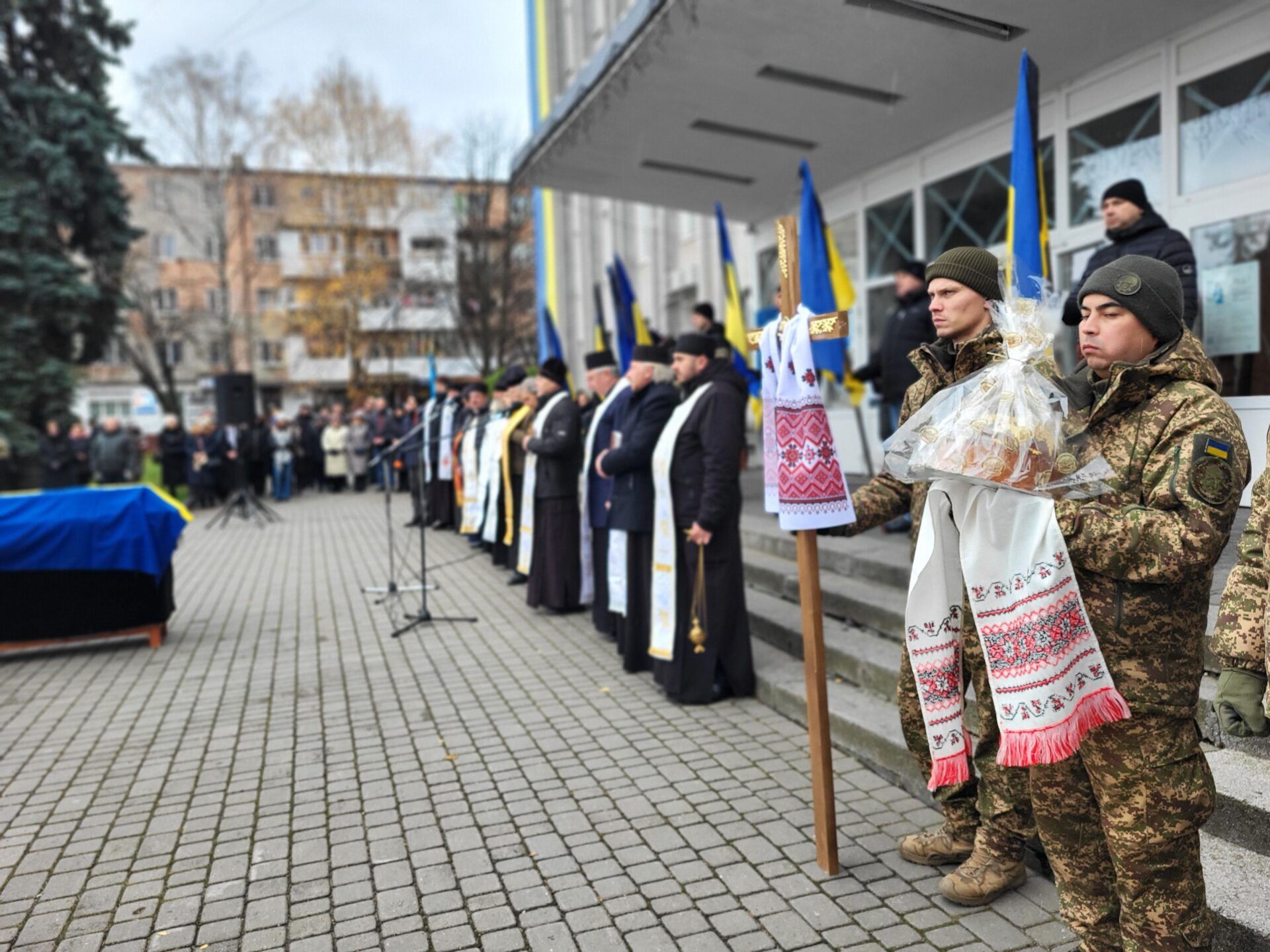 «Людина, яку пам'ятатимуть не лише на Волині, а й за межами України»: волиняни попрощалися з Героєм Ігорем Кобишем