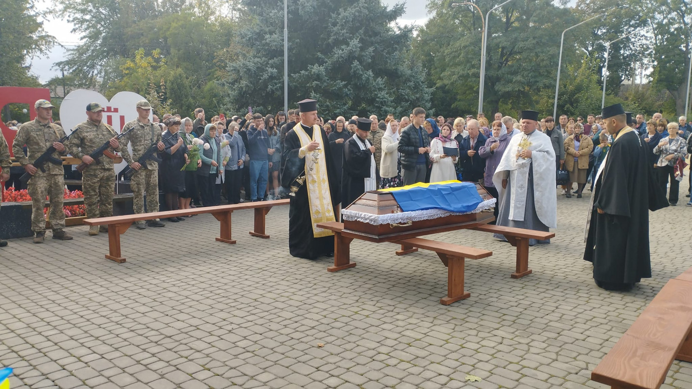 Чорний день у громаді: на Волині все село прийшло на поховання Героя Валерія Зубчика