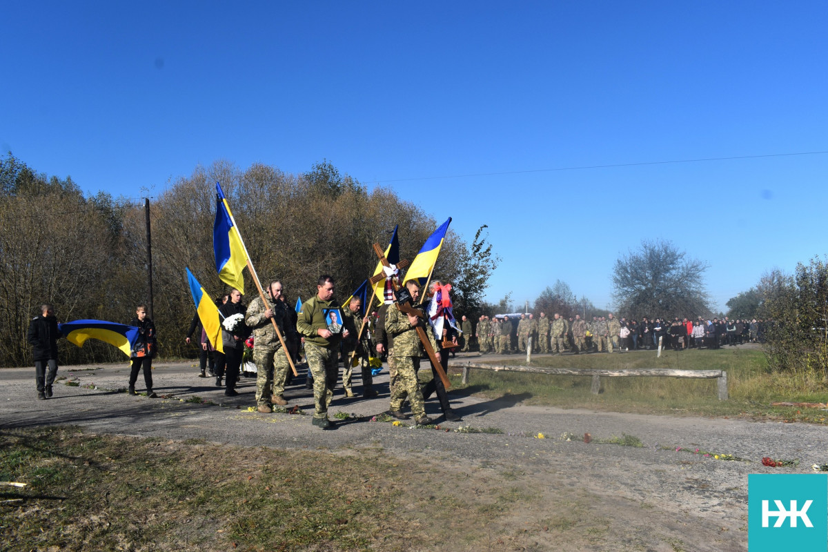 Коровай гірчив від сліз, розділили його на кладовищі: на Волині поховали молодого Героя Івана Комзюка