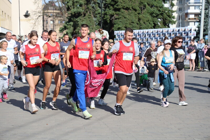600 людей бігли за Героїв: у Луцьку відбувся патріотичний забіг