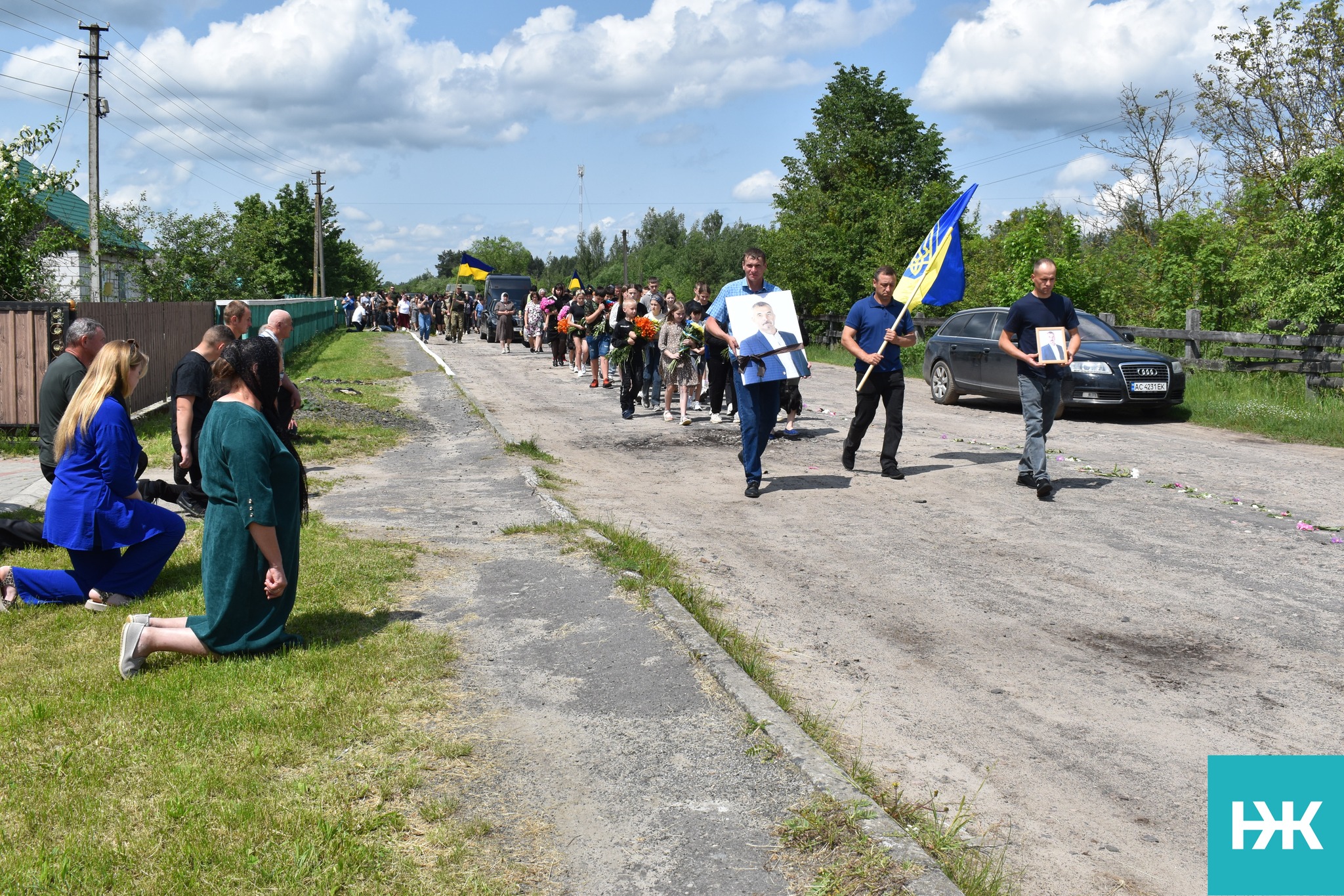 На колінах в останню дорогу проводжало все село: на Волині попрощалися з Героєм Петром Токарем