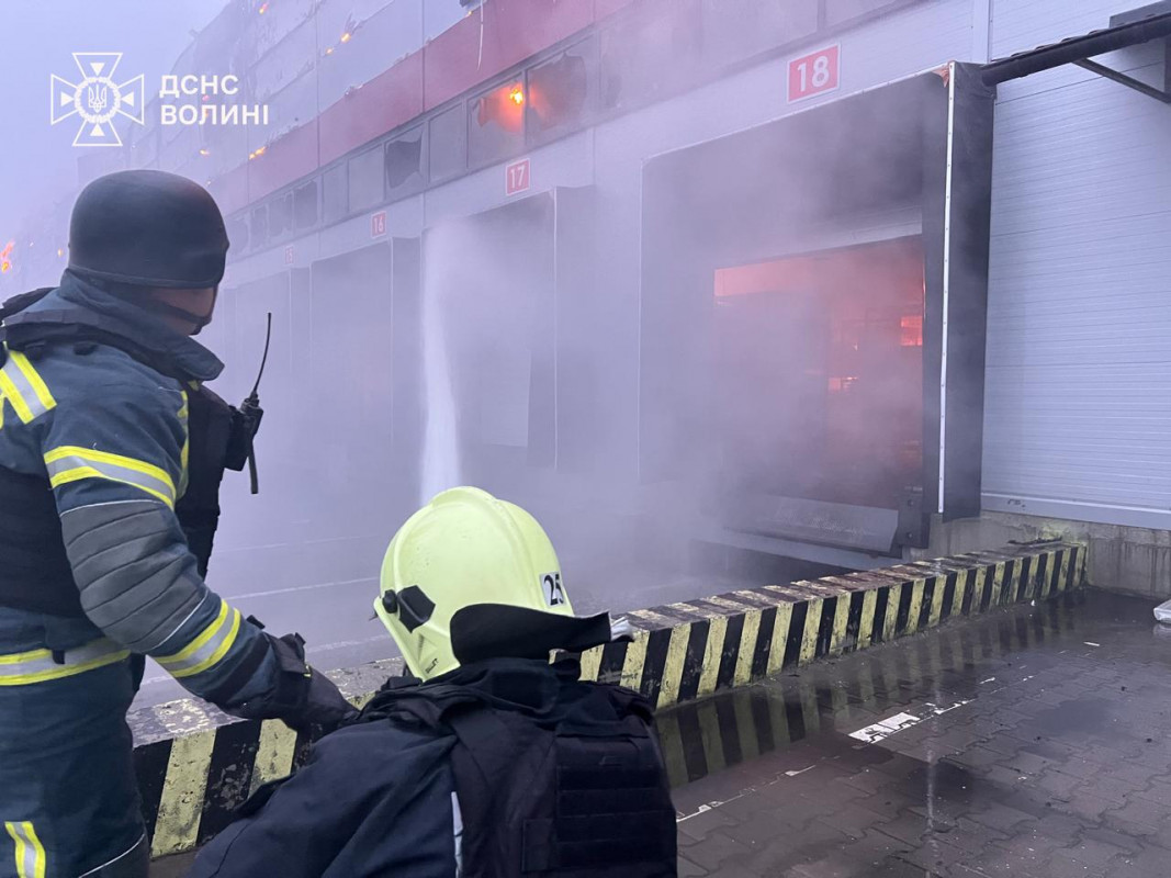 Російські обстріли у Луцьку: рятувальники загасили великі пожежі на цивільних об’єктах. Фото