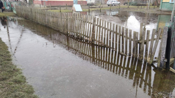 Затоплені городи та вулиці: у волинську громаду прийшла «велика вода». Фото
