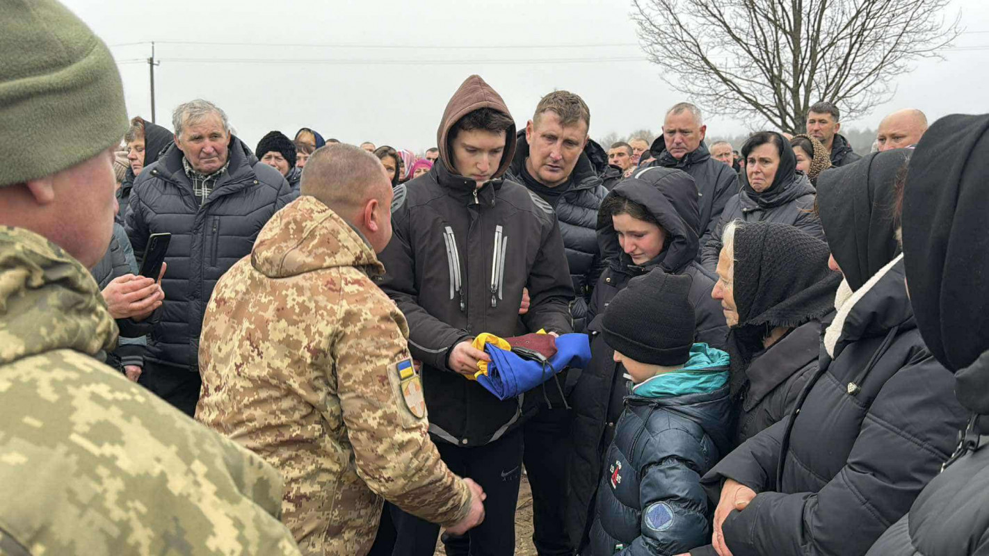 Для синів і донечок був татом, другом і порадником: на Волині в останню земну дорогу провели Героя Руслана Харчика