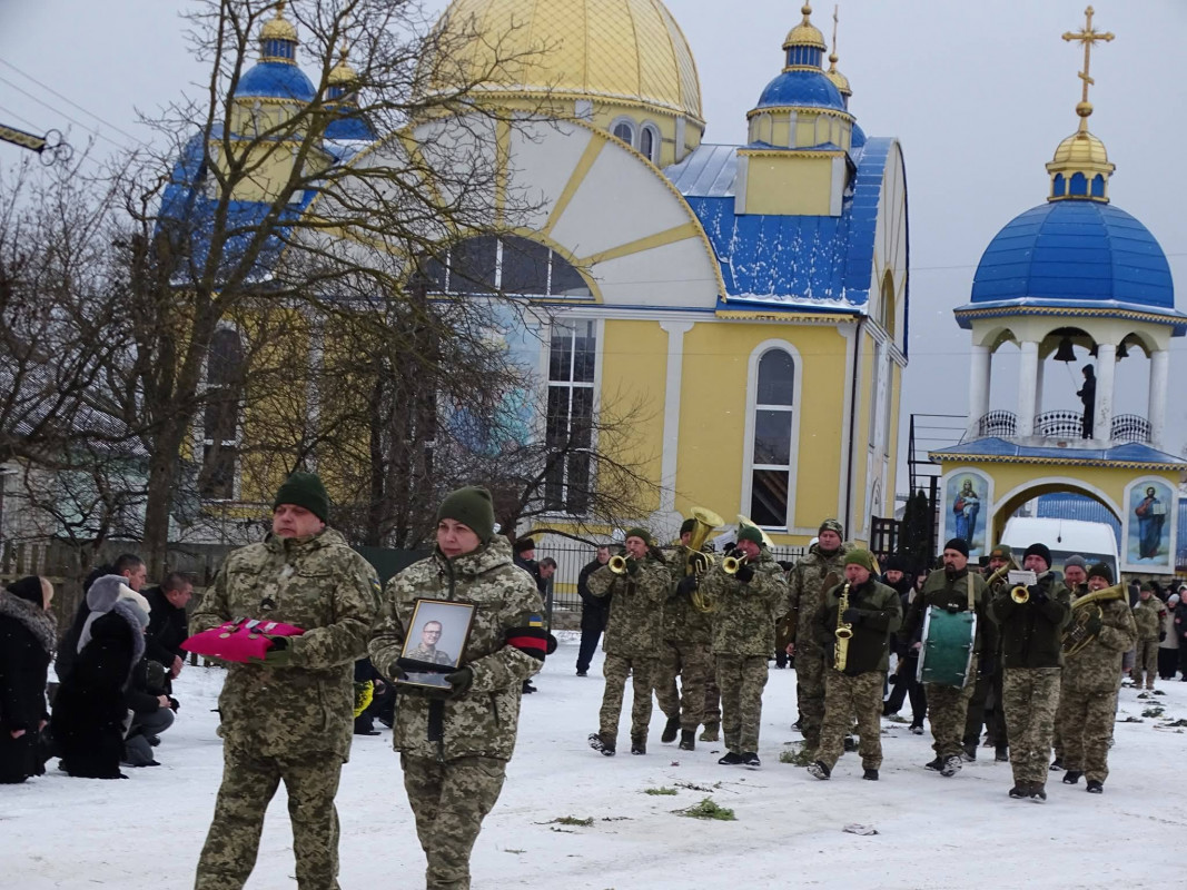 Повернувся додому «на щиті»: волиняни провели на вічний спочинок полеглого капітана Олександра Євтушка