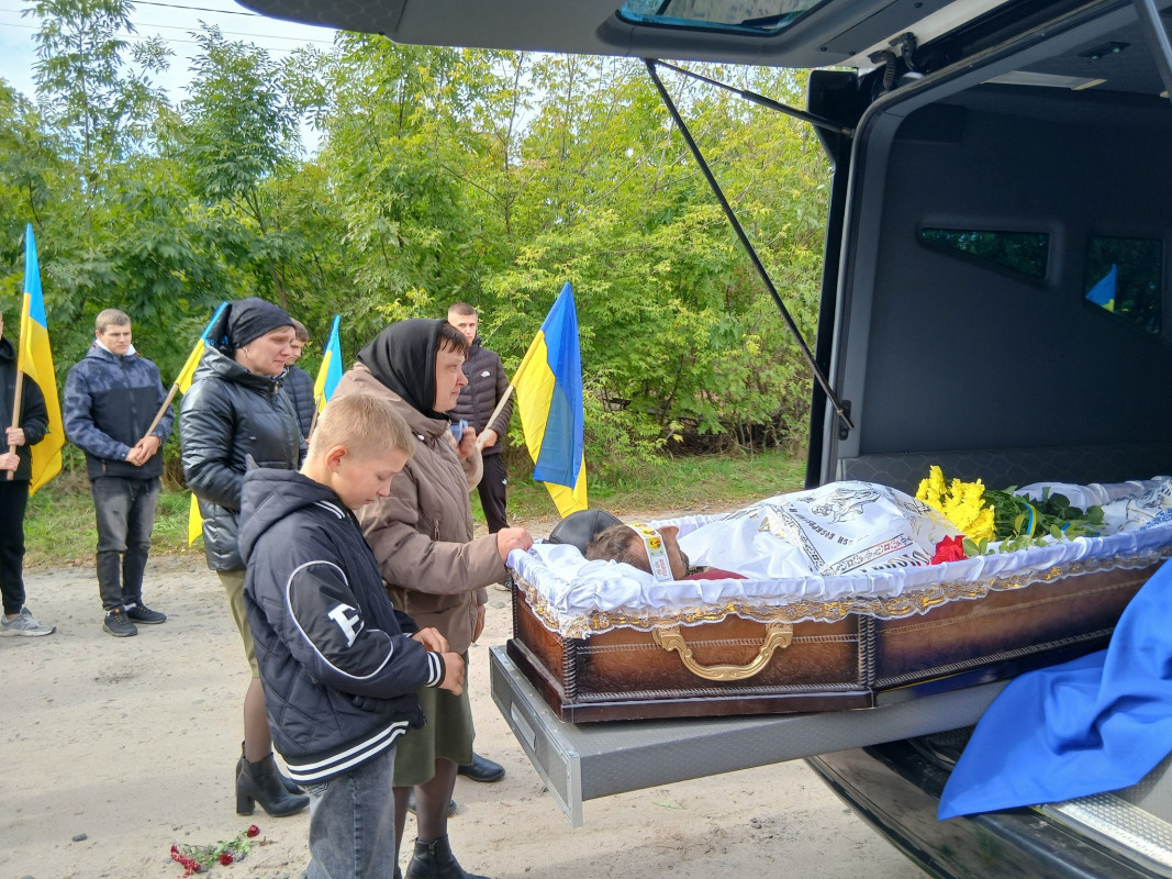 У липні мобілізували, а у вересні сповістили про загибель: на Волині попрощалися із загиблим захисником Віктором Карпуком
