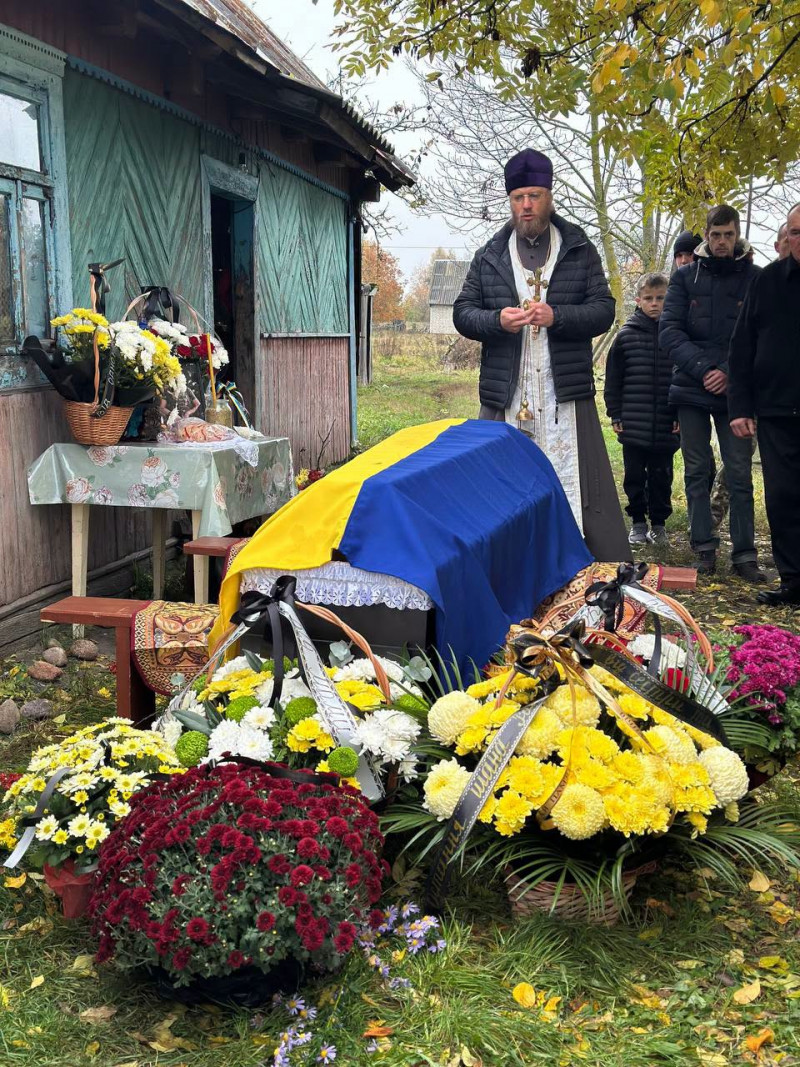 На Волині провели в останню дорогу воїна Романа Лисюка, який помер від важкого поранення
