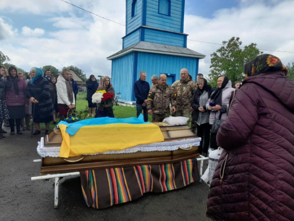 Плакало небо та люди: у Рожищенській громаді провели в останню дорогу загиблого Героя