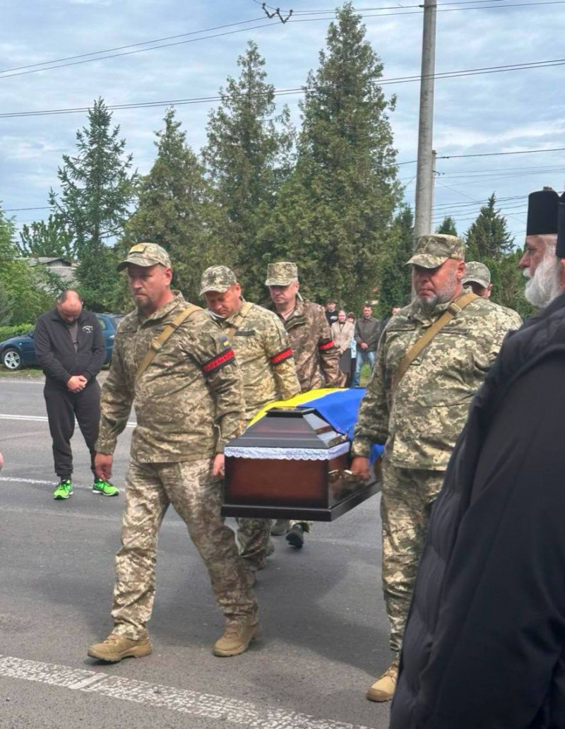 Довгі місяці невідомості та надії: на Волині в останню дорогу провели 41-річного Героя Юрія Пивоварчука