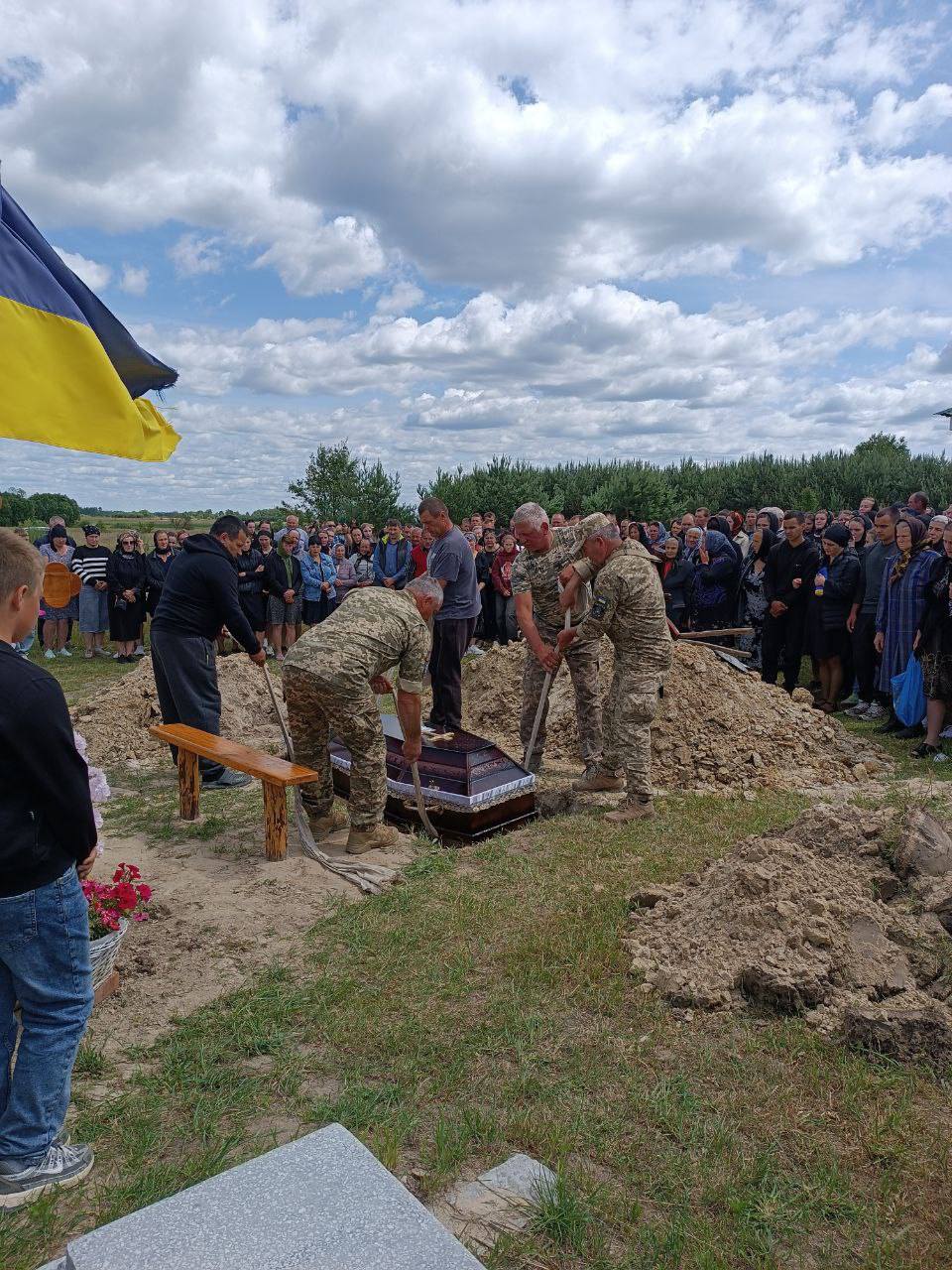 Загибель підтвердила ДНК-експертиза: на Волині сотні людей прийшли попрощатися з Героєм Володимиром Мажулою