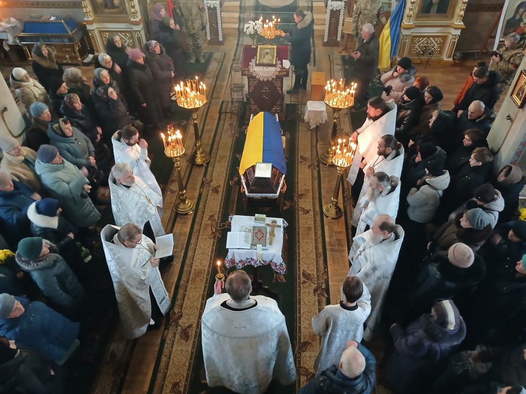 Загинув понад рік тому: на Волині провели в останню дорогу захисника Руслана Меріду