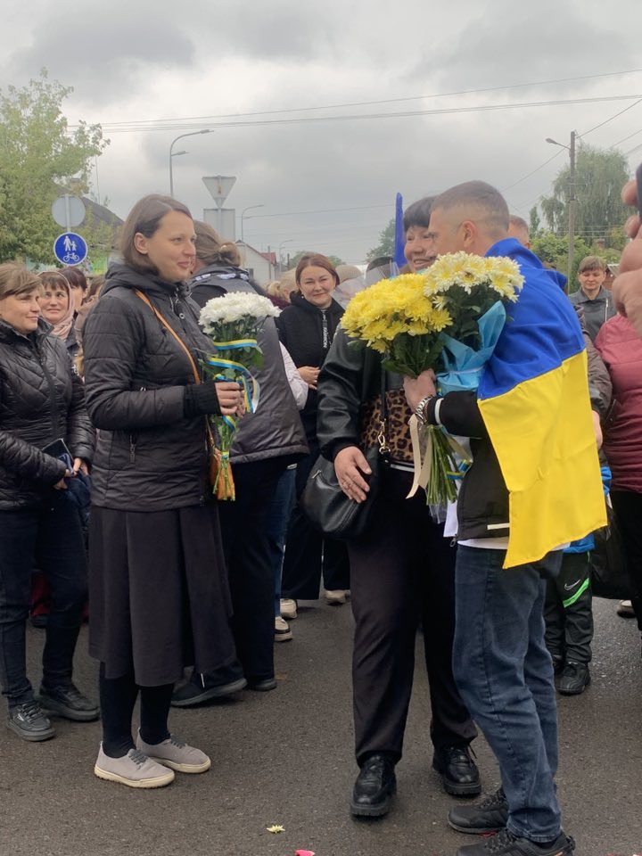 Вперше за понад 3,5 роки ступив на рідну землю: додому повернувся звільнений з полону волинянин Андрій Ховхун