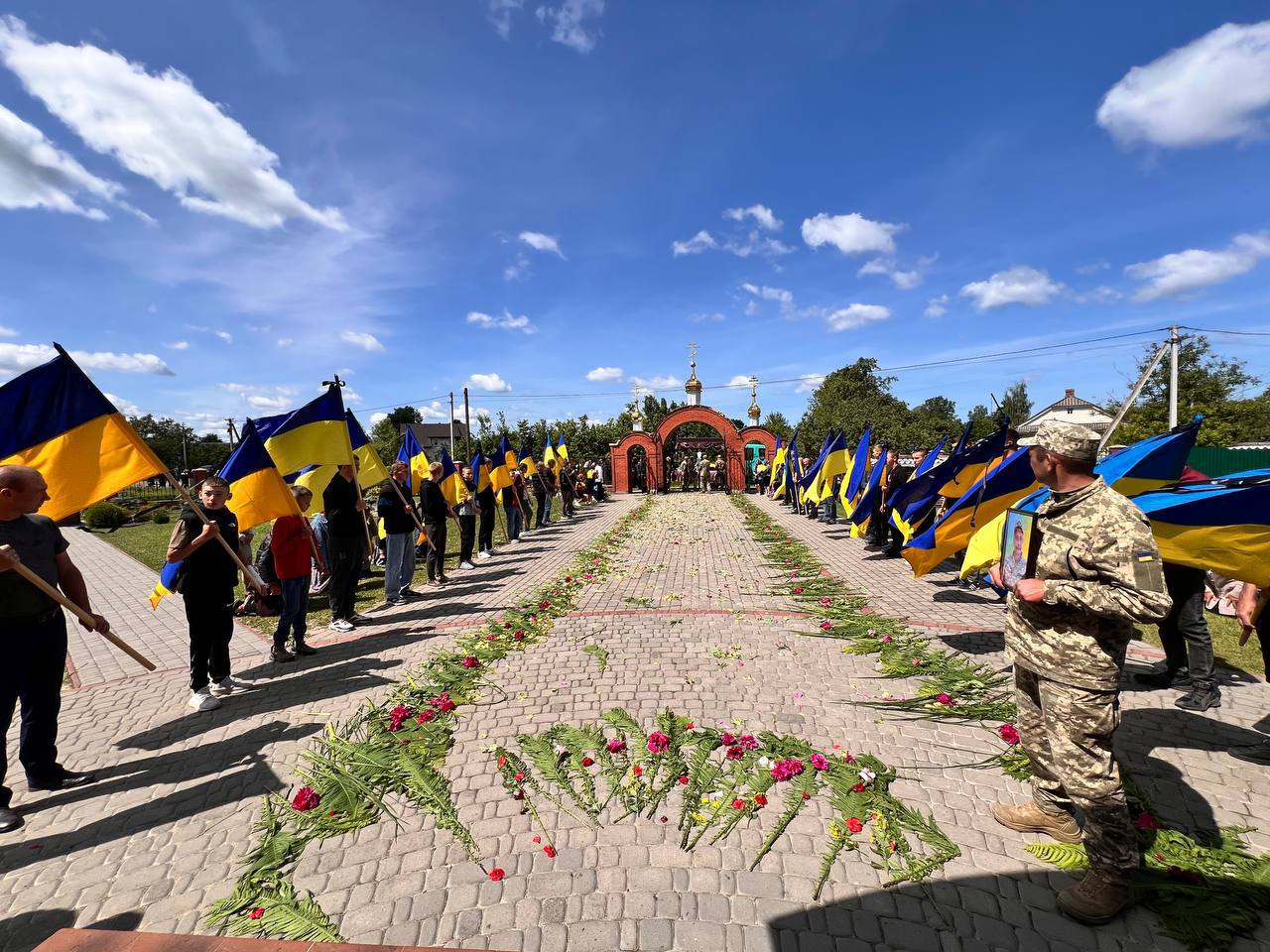 Загибель підтвердила ДНК-експертиза: на Волині сотні людей прийшли попрощатися з Героєм Володимиром Мажулою