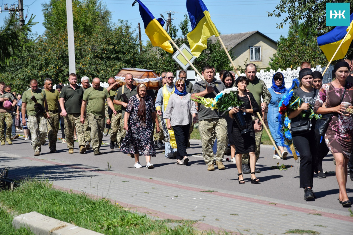 Маленька донечка стояла біля труни і ще не розуміла, що бачить татка востаннє: на Волині попрощалися із молодим Героєм Павлом Макарчуком