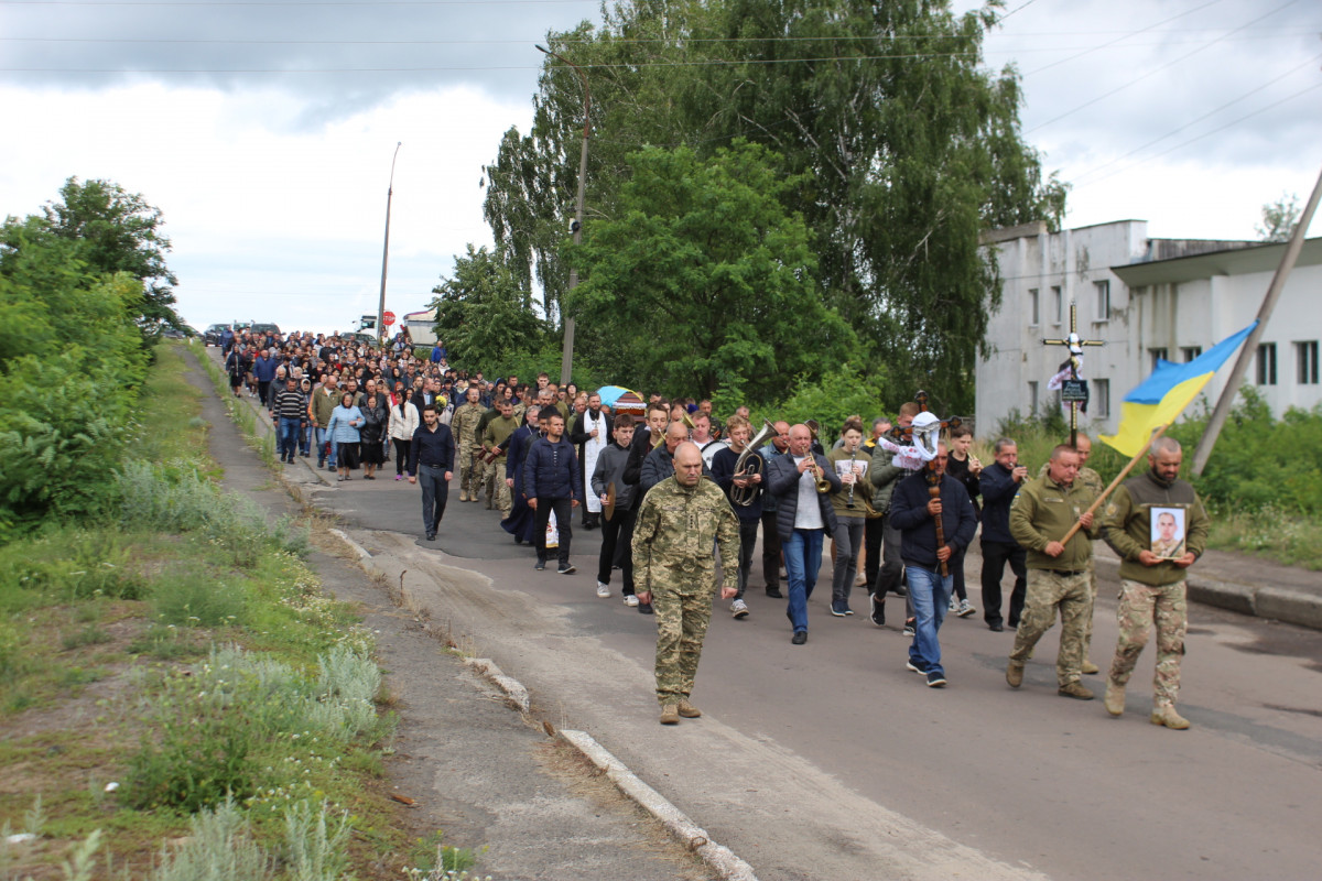 У Маневичах в останню земну дорогу провели воїна Андрія Іщика