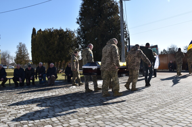 У Луцькій громаді попрощалися з Героєм Володимиром Марчуком, який загинув понад 8 місяців тому