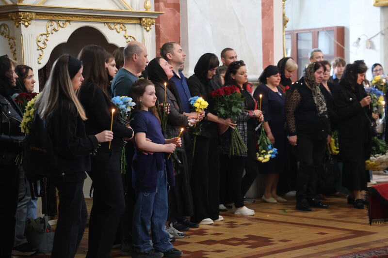 Домовину несли під супровід сигналу повітряної тривоги: у Луцьку попрощалися з Героєм Дмитром Гордійчуком