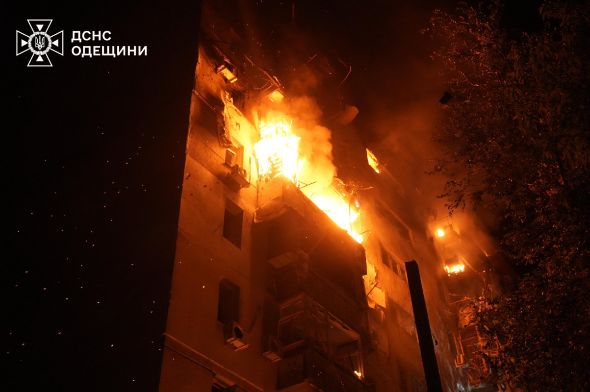 Пекельна ніч в Одесі: ворожі дрони влучили в багатоповерхівку, є постраждалі та загибла