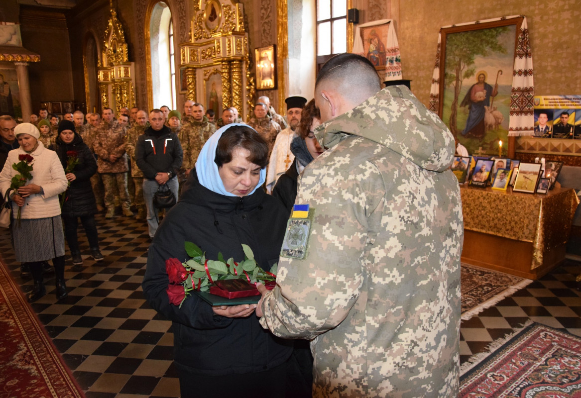 Загинули за Україну: рідним загиблих прикордонників з Волині вручили їхні посмертні нагороди