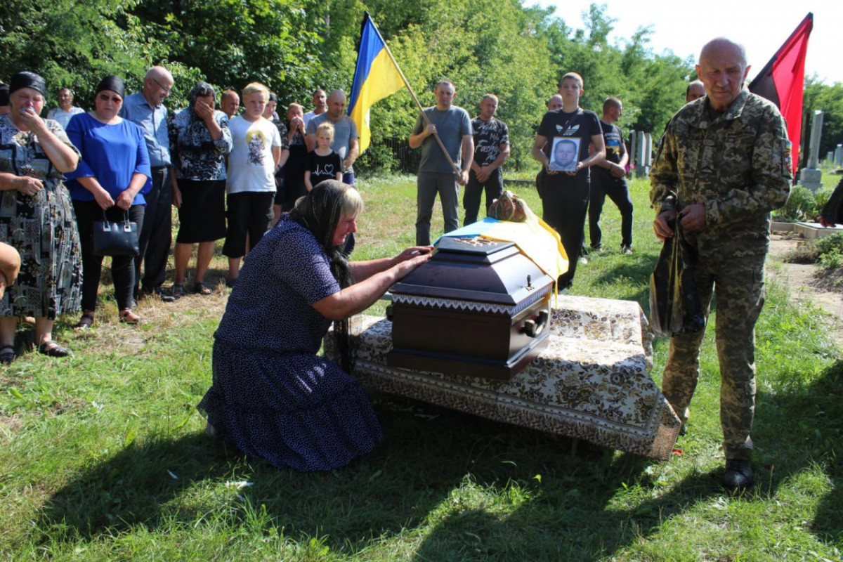 Весільний коровай - у траурній процесії: на Волині попрощалися з Героєм Віктором Бурковським
