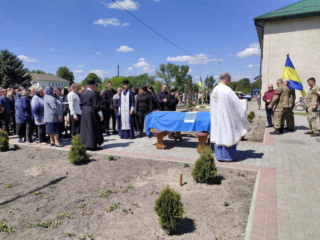 Пішов захищати Україну в перший місяць війни: у рідному селі на Волині попрощалися з Героєм Василем Семерою