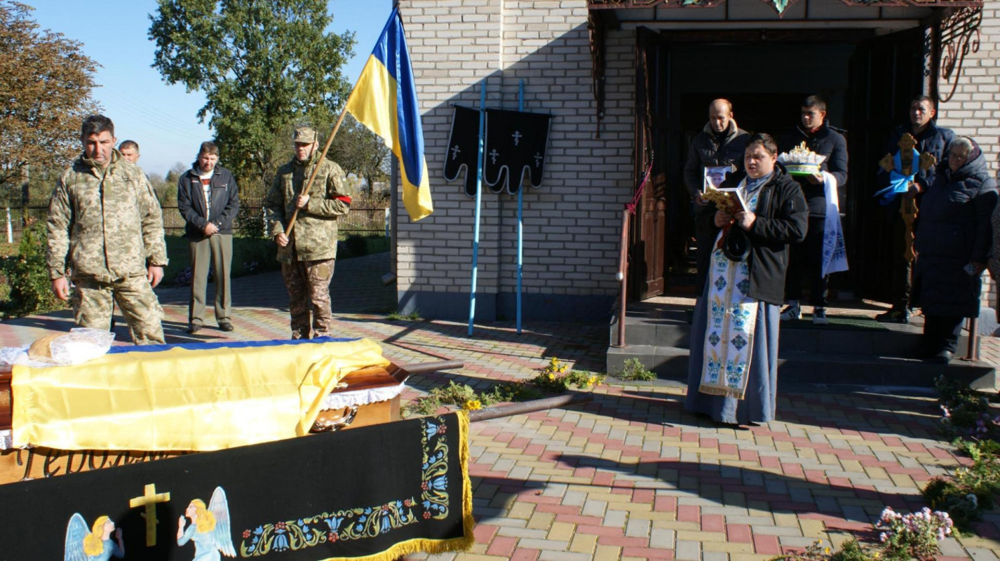 «Куди ж ти, сину, йдеш…»: на Волині в останню дорогу провели воїна Сергія Беня