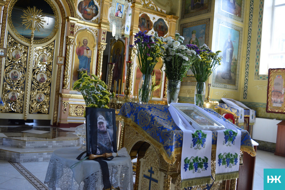 Пройшов крізь жахіття війни: волиняни провели в останню дорогу захисника України Степана Смаля