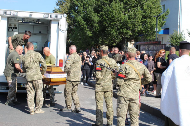 Смерть наздогнала не на полі бою, а у рідній домівці: у Луцькому районі поховали 25-річного захисника Богдана Змієвського