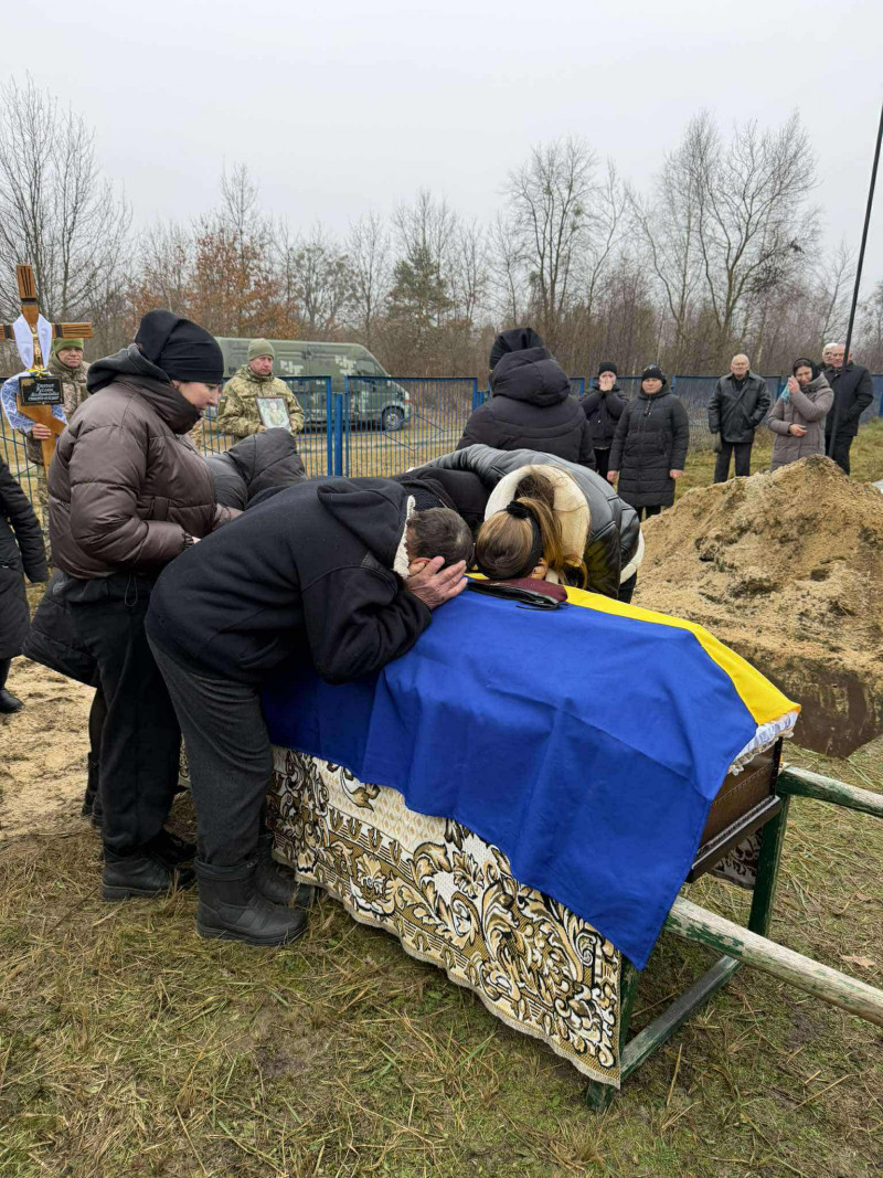 Для синів і донечок був татом, другом і порадником: на Волині в останню земну дорогу провели Героя Руслана Харчика