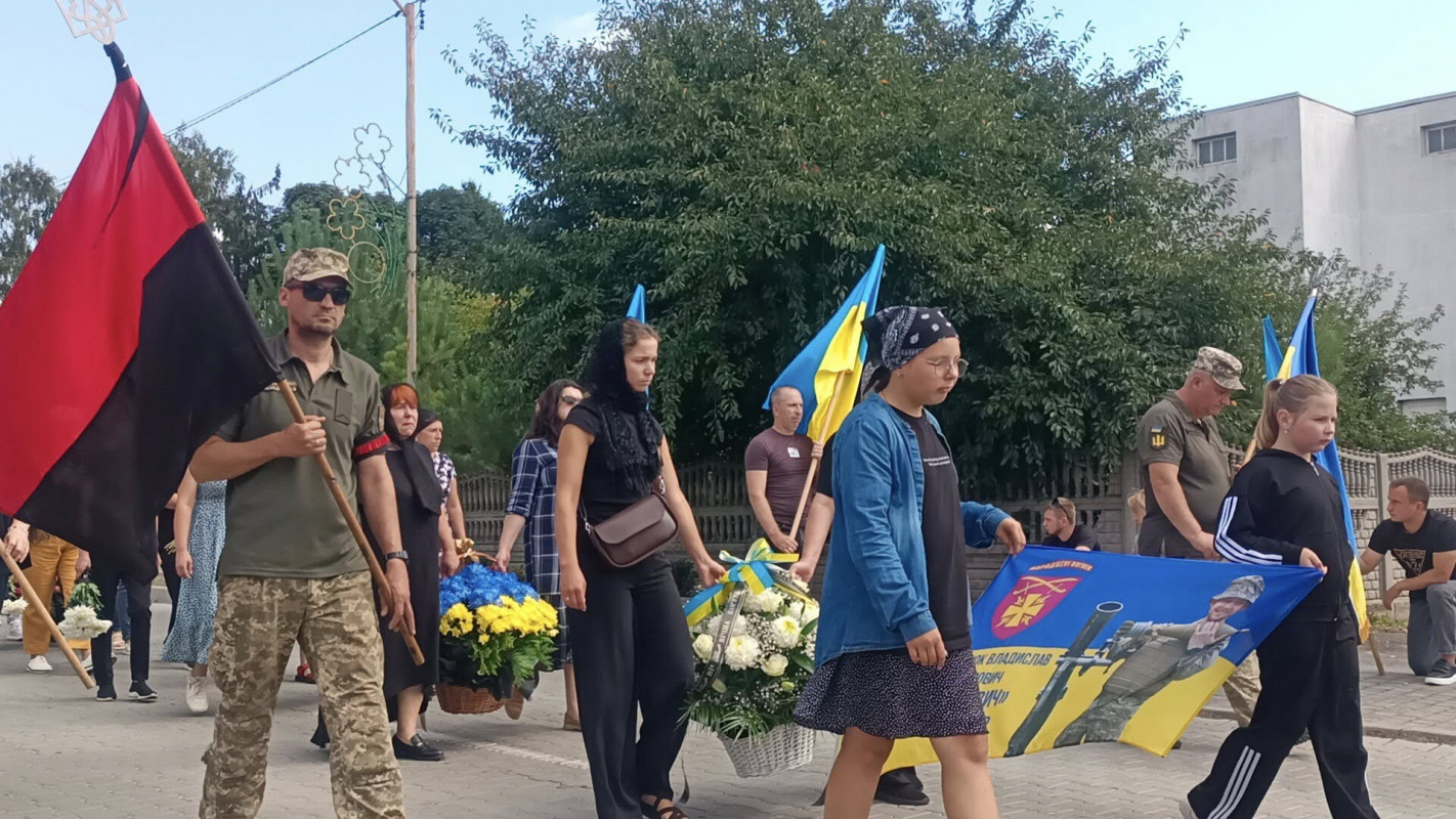 Планував весілля з коханою, але не судилося: біля Луцька попрощалися з Героєм Владиславом Харитонюком