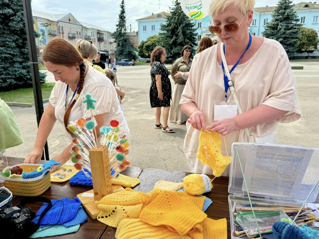 У місті на Волині розгорнули найбільший в'язаний прапор України