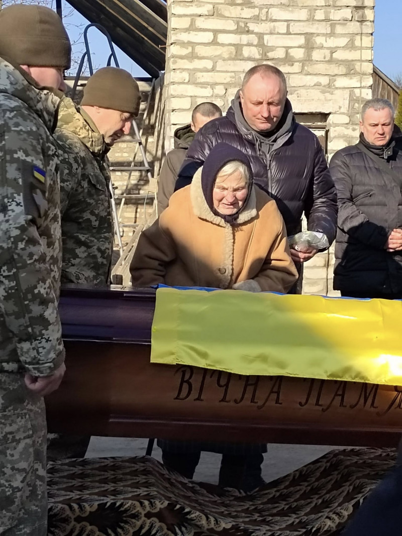 «Любив життя, але клята війна його забрала»: громада на Волині попрощалася з Героєм Аркадієм Луцюком