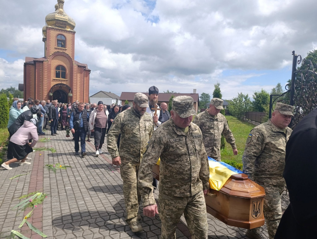 Майже 2 роки рідні жили вірою та надією: на Волині поховали Героя Володимира Віннічука, який довгий час вважався зниклим безвісти
