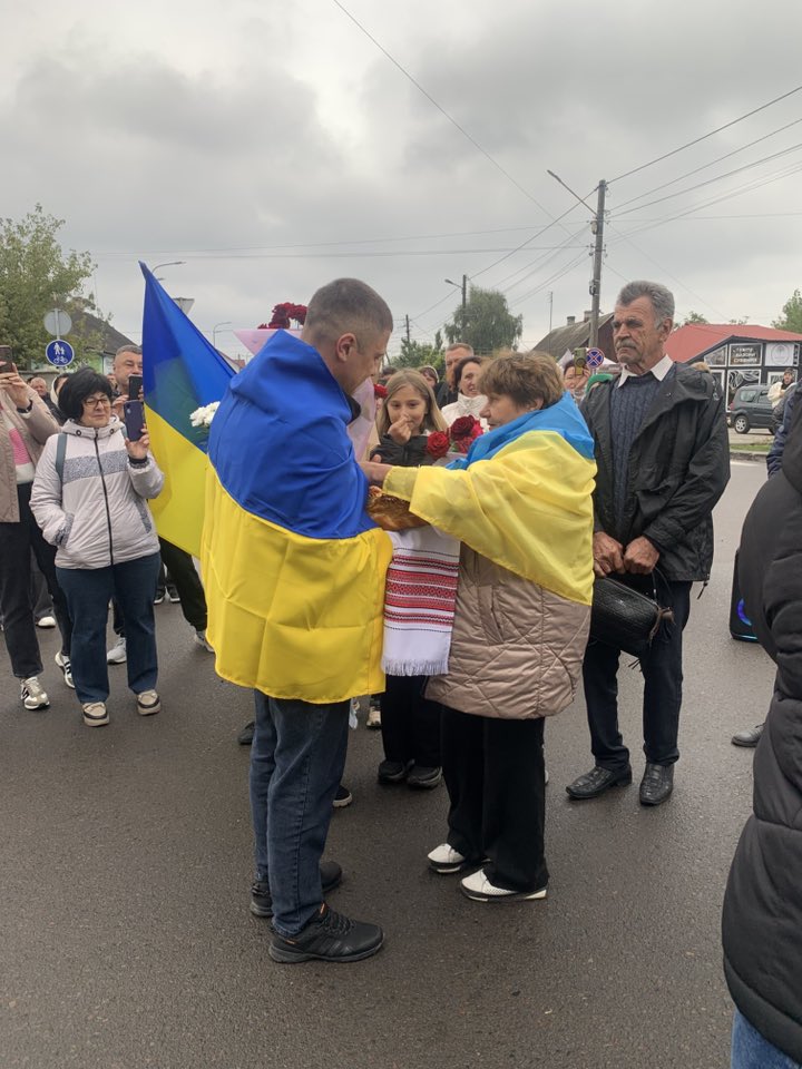 Вперше за понад 3,5 роки ступив на рідну землю: додому повернувся звільнений з полону волинянин Андрій Ховхун